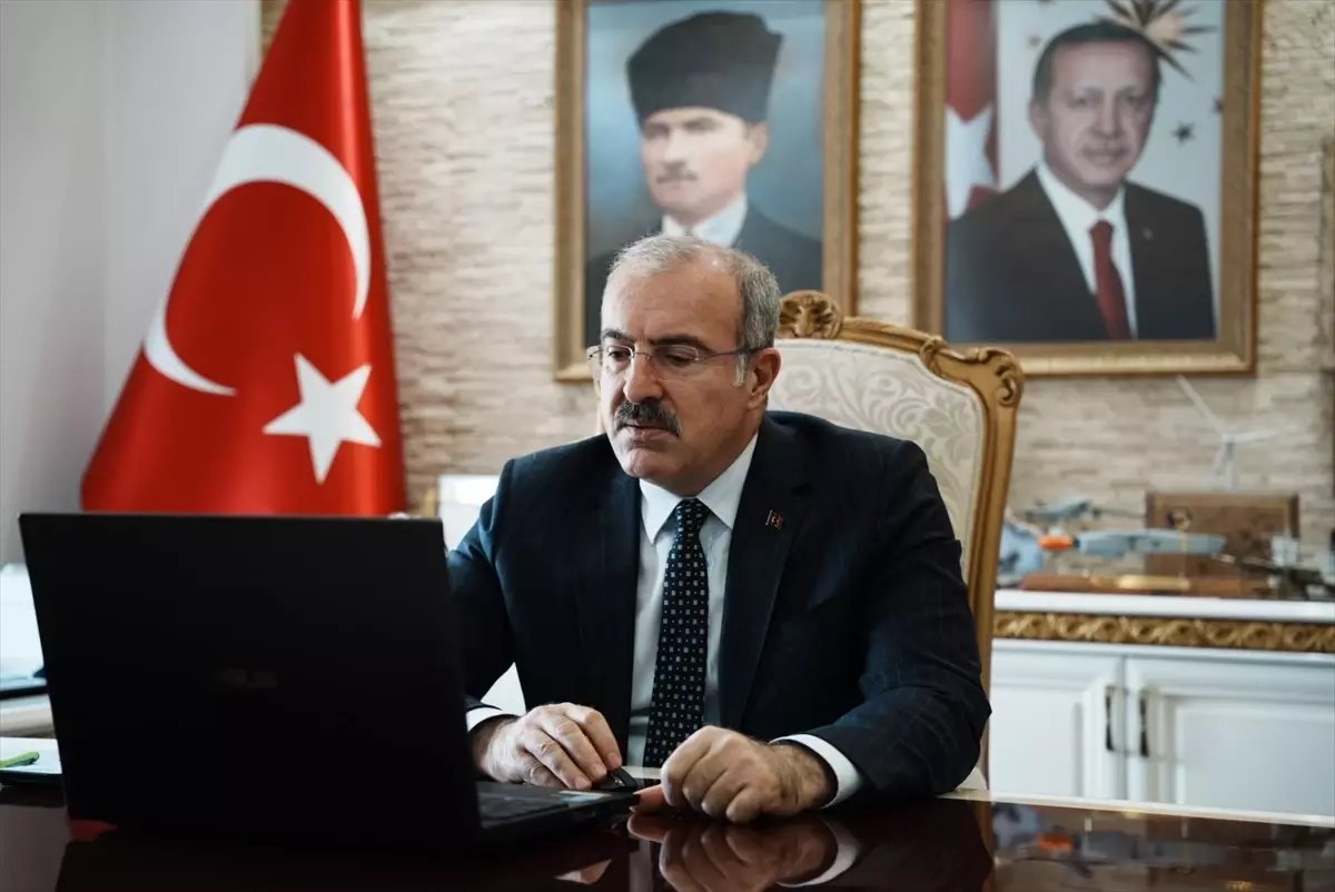 Çanakkale Valisi Toraman, AA'nın "Yılın Kareleri" oylamasında tercihlerini yaptı