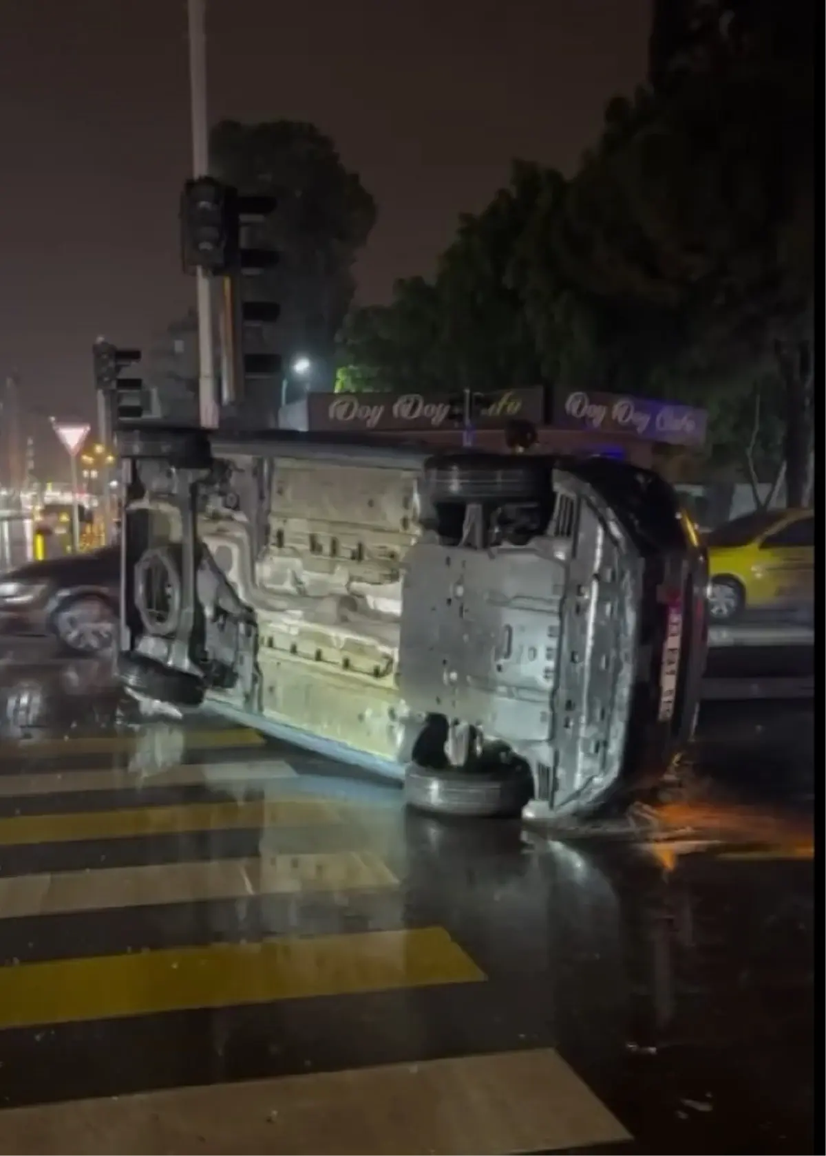 Hafif ticari araç ile otomobil çarpıştı: 2 yaralı