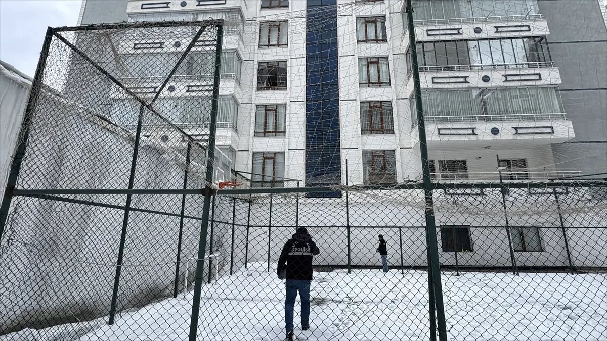 Erzurum'da cam silerken 3. kattan düşen kadın öldü