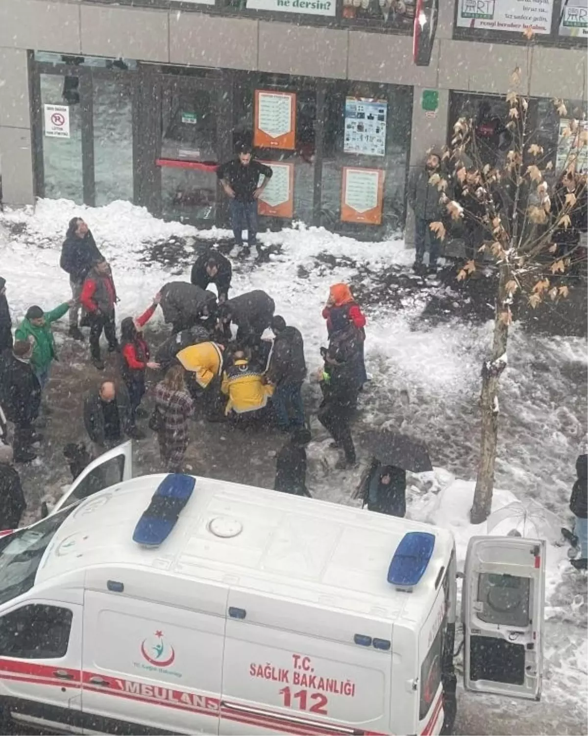 Bingöl'de Çatıdan Kar Kütlesi Düşen Kadın Hayatını Kaybetti