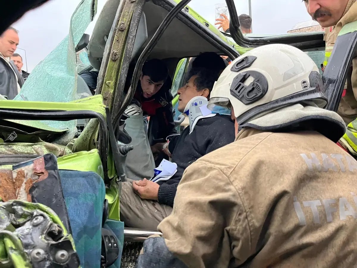 Hatay'da Minibüs ile Otomobil Çarpıştı: 5 Yaralı