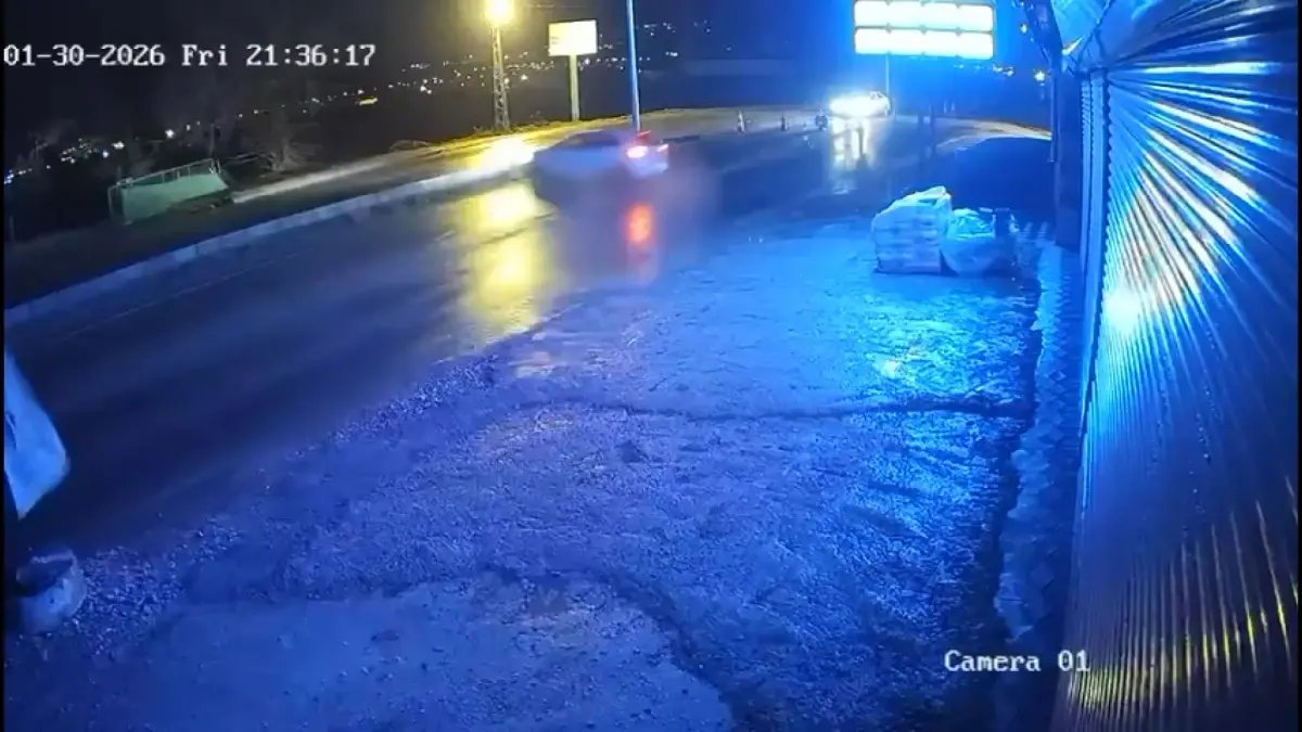 Otomobil, refüje ve bir otomobile çarptı: 2 yaralı