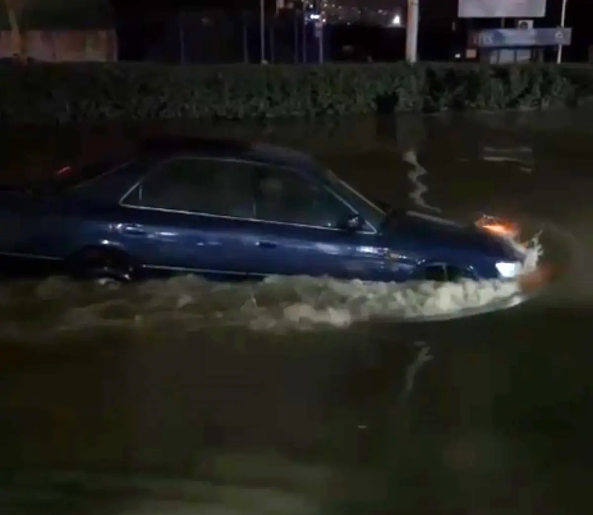 Sel sularında gemi gibi ilerledi