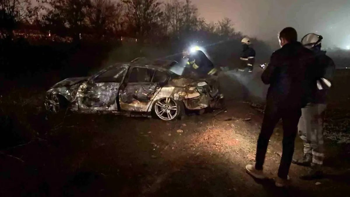 Şarampole uçan otomobil alev aldı: Son anda canlarını kurtardılar