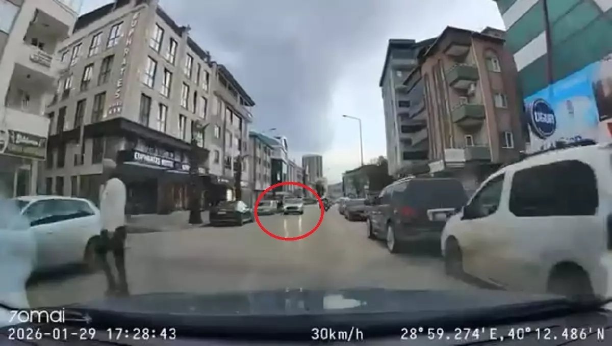 Yayanın hafif yaralandığı kaza, kamerada