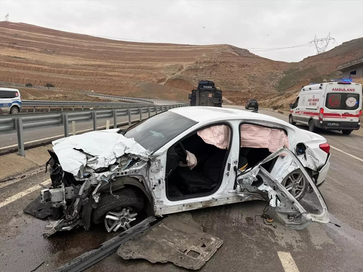 Şırnak'ta bariyere çarpan otomobildeki 5 kişi yaralandı