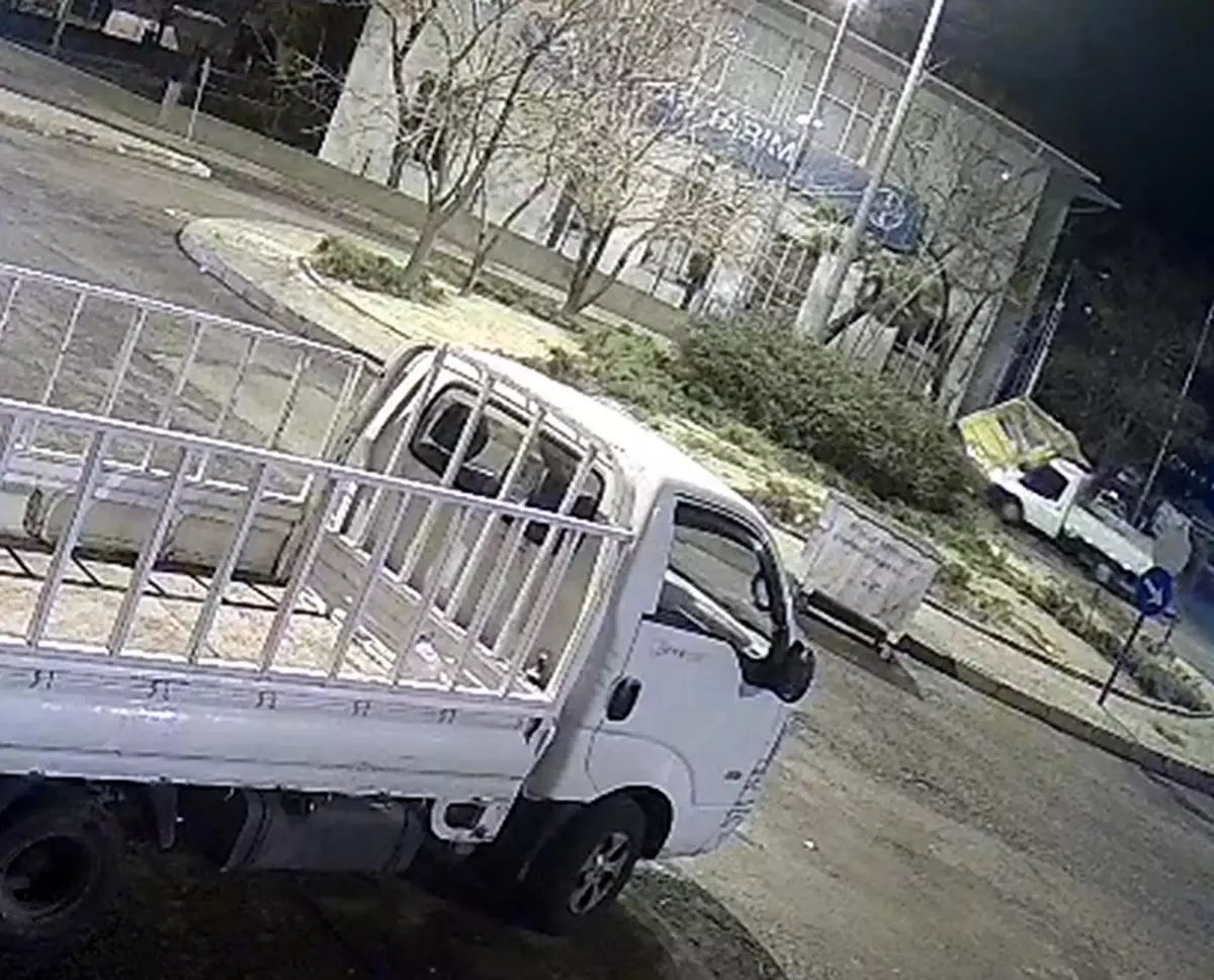 Çorlu'da Kamyonet Fiber Taksi Durağına Çarptı