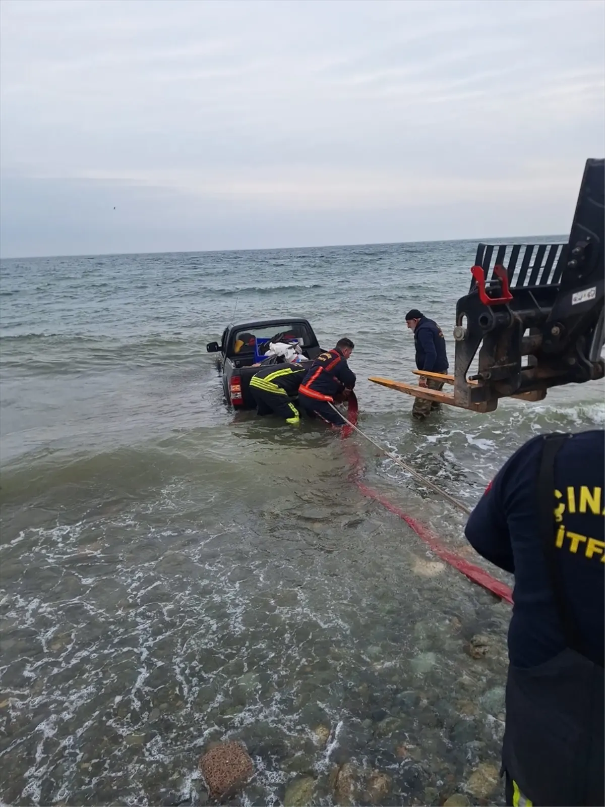 Yalova'da denize düşen kamyonetteki sürücü kurtarıldı