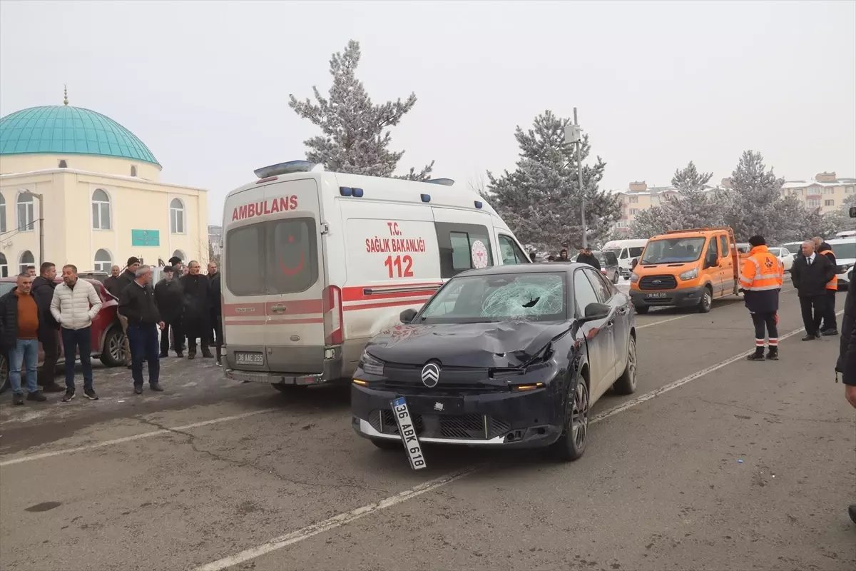 Kars'ta otomobilin çarpmasıyla ağır yaralanan yaya hastanede öldü