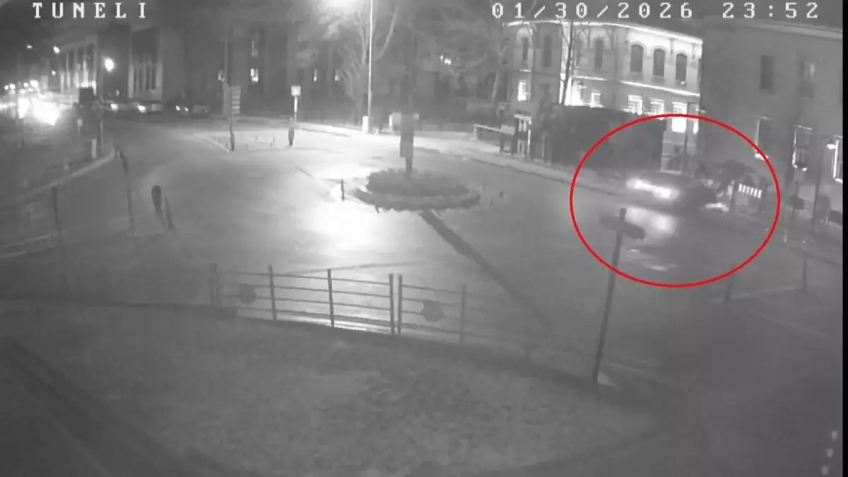 Otomobil tünel çıkışı Valilik binasının duvarına çarptı