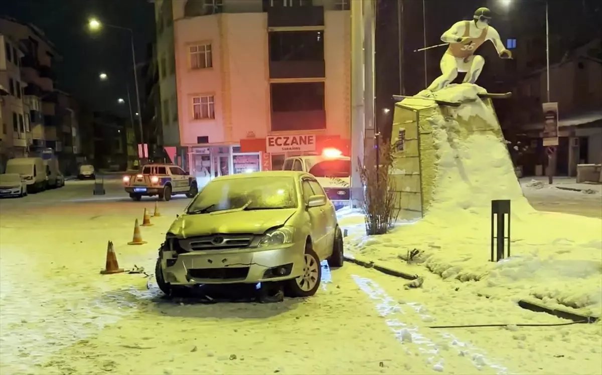 Kars'ta otomobilin refüje çarptığı kazada 4 kişi yaralandı