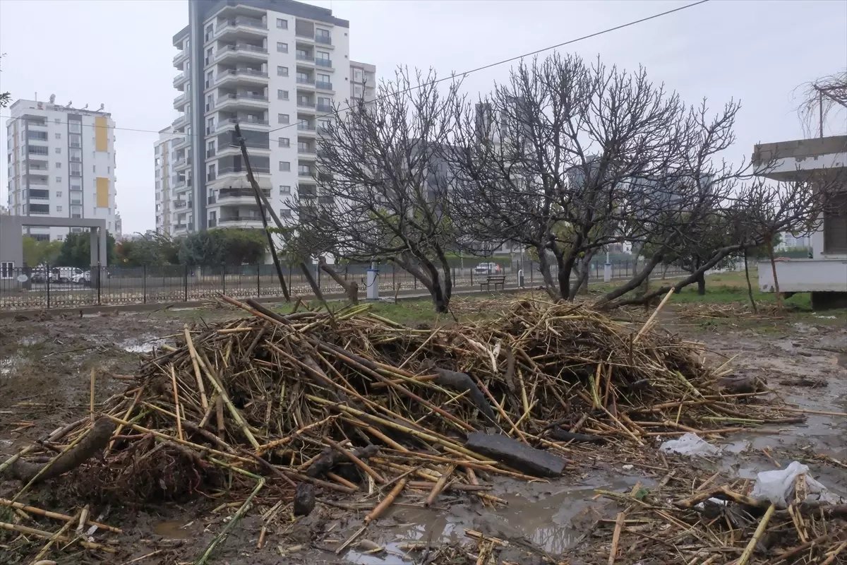 Mersin'de sağanaktan etkilenen alanlarda temizlik ve onarım çalışmaları sürüyor