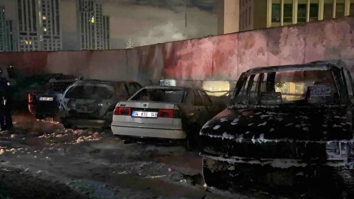 Sarıyer'de park halindeki 5 araç şüpheli bir şekilde alevlere teslim oldu