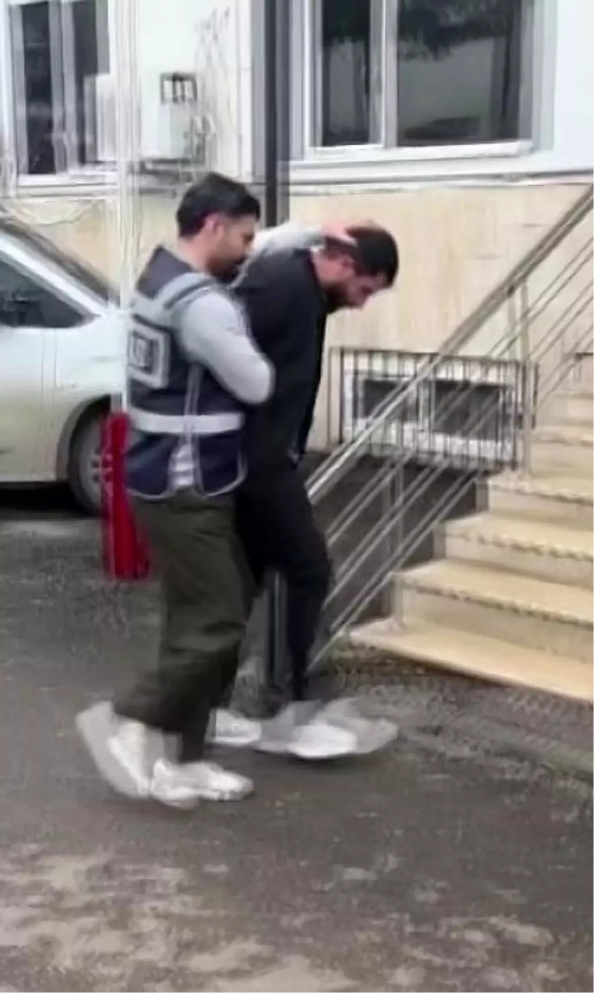 Boşanma aşamasındaki eşinin evine zarar veren şahıs tutuklandı