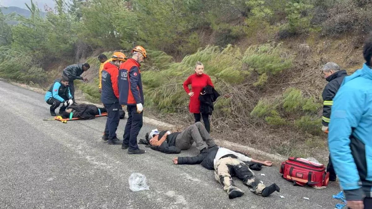 Yabancı öğrencileri taşıyan minibüs şarampole uçtu: 17 yaralı
