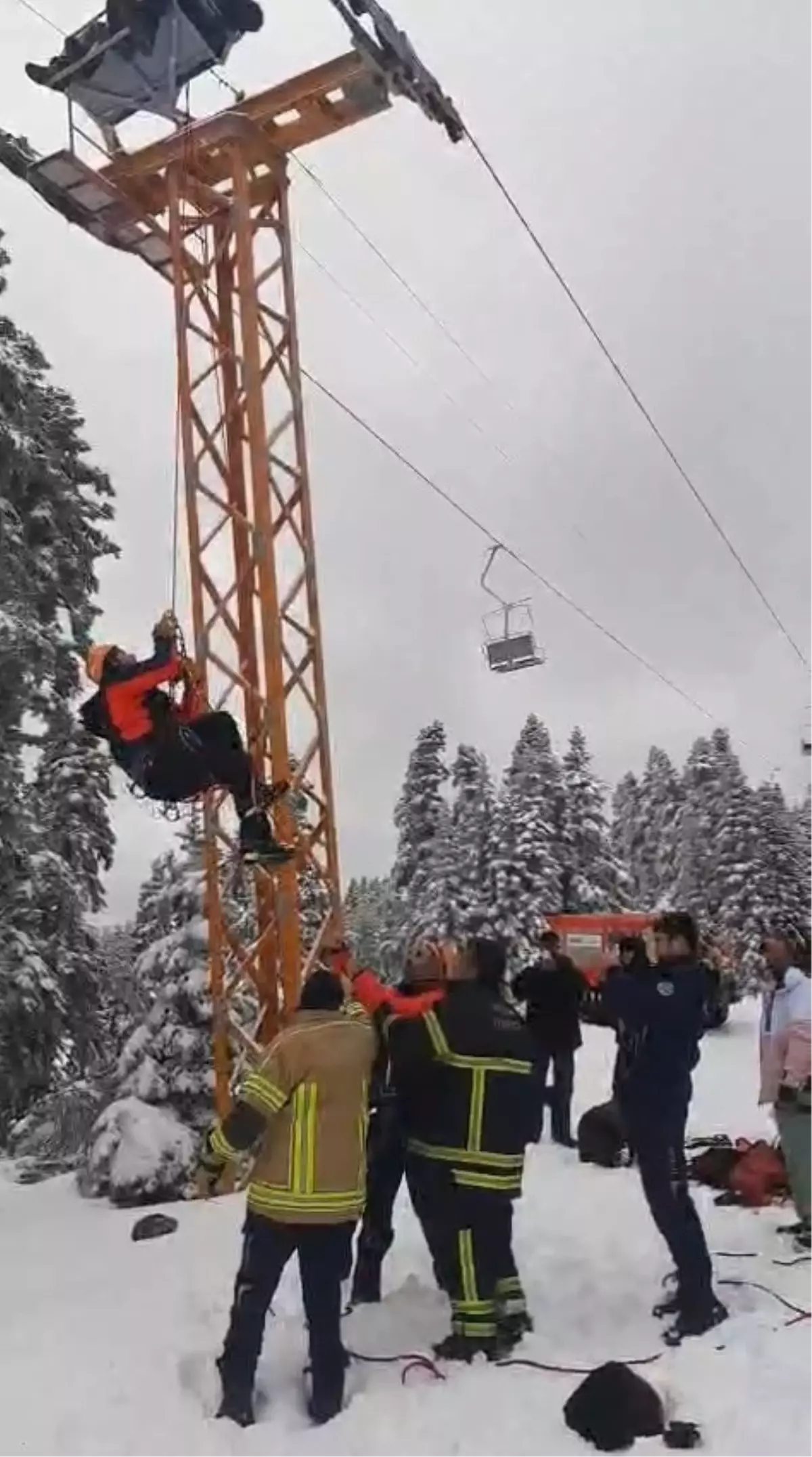 Uludağ'da Telesiyej Arızası: Mahsur Kalanlar İçin Kurtarma Çalışmaları Başladı