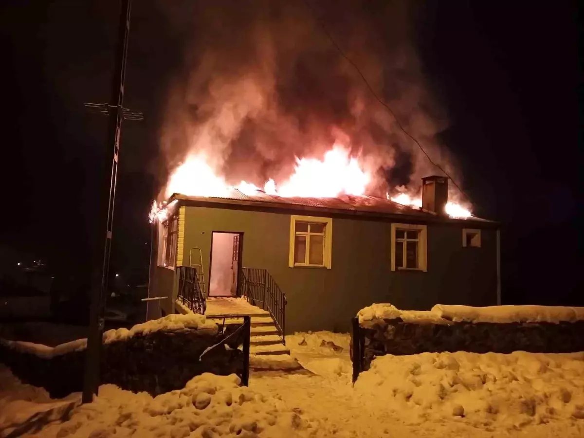 Kars'ta imam evi alev alev yandı
