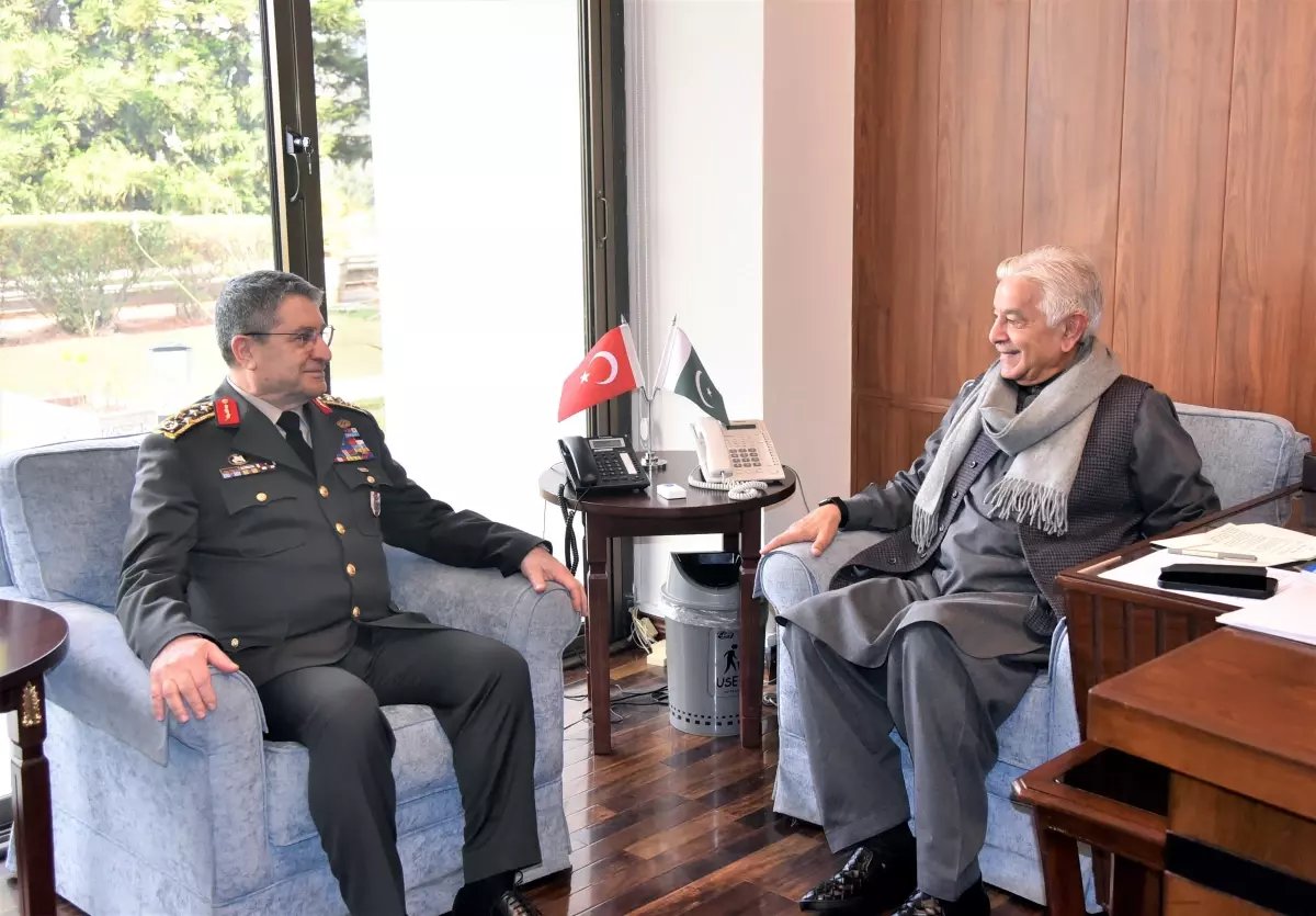 Genelkurmay Başkanı Orgeneral Bayraktaroğlu, Pakistan Savunma Bakanı Asif ile bir araya geldi
