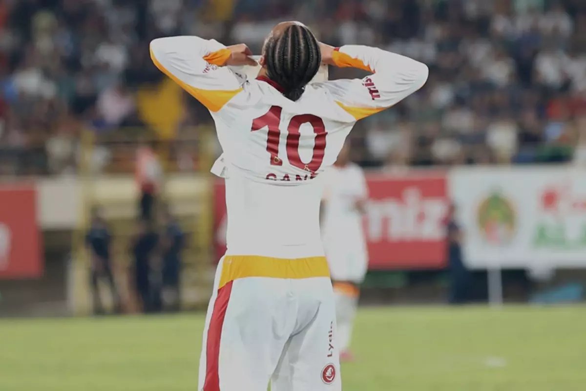 Galatasaray'a Sane'den kötü haber! Haftalarca forma giyemeyecek