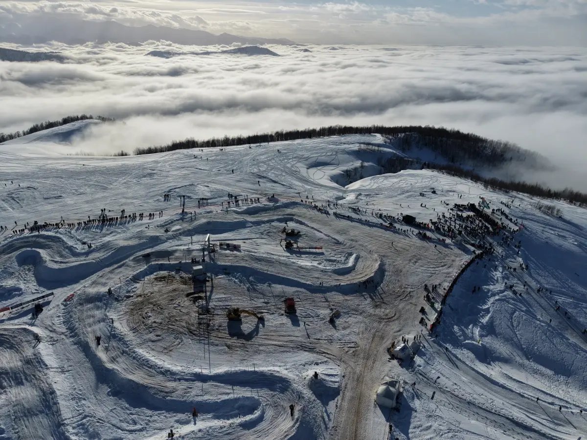 Dünya Kar Motosikleti Şampiyonası'nın ilk ayağı sis bulutu üzerinde tamamlandı