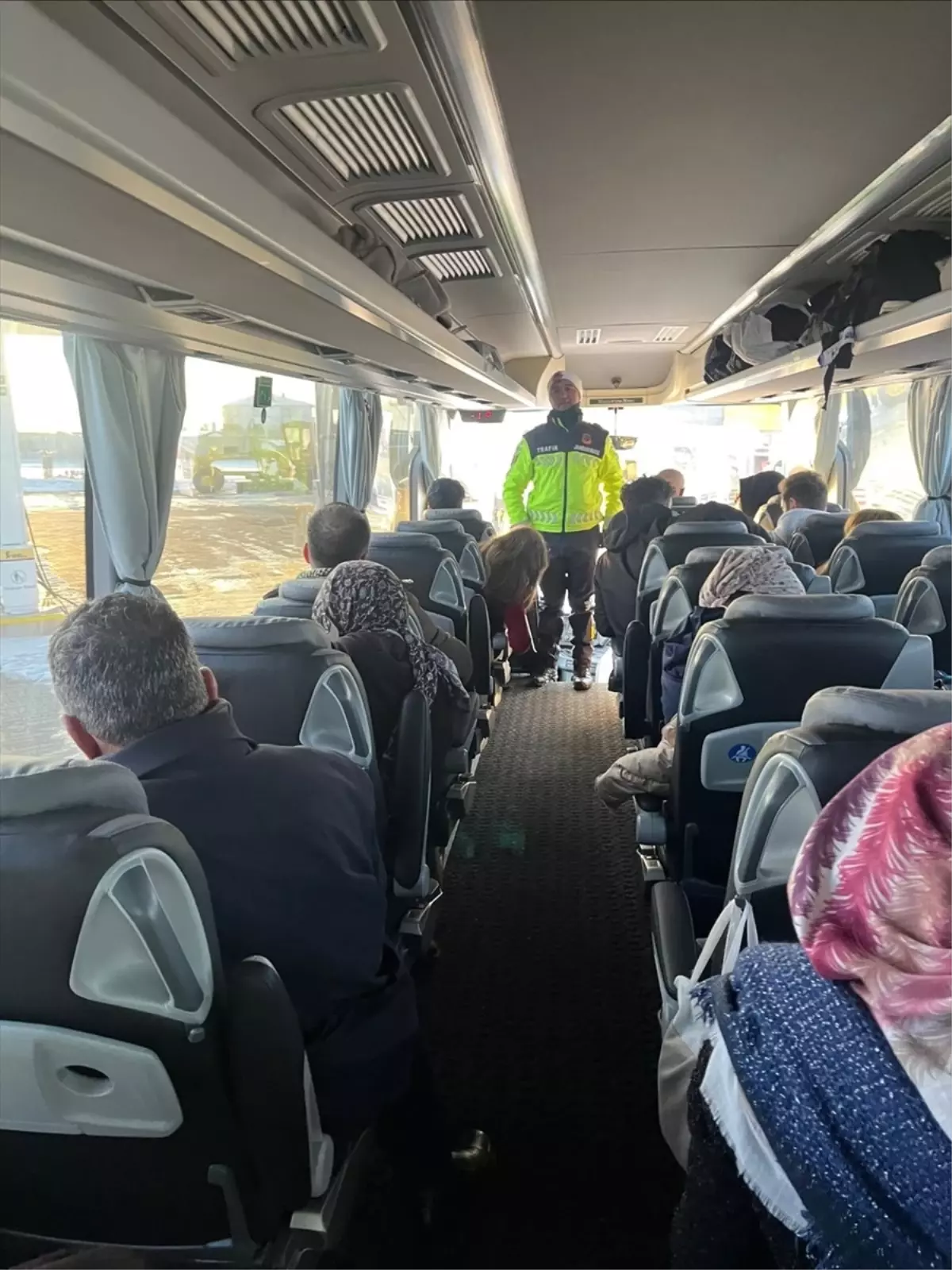 Van'da jandarma ekipleri sürücü ve yolcuları bilgilendirildi