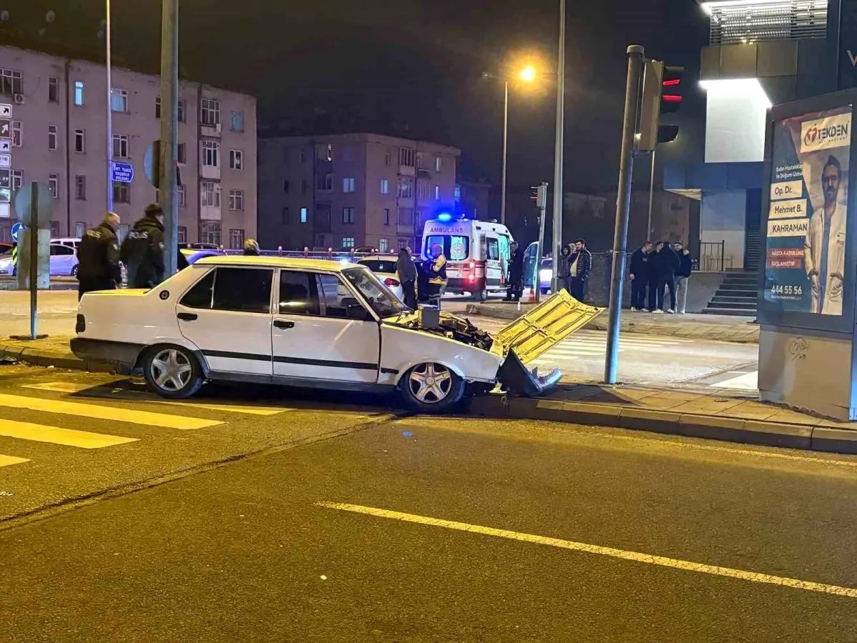 Melikgazi'de iki otomobil kavşakta çarpıştı