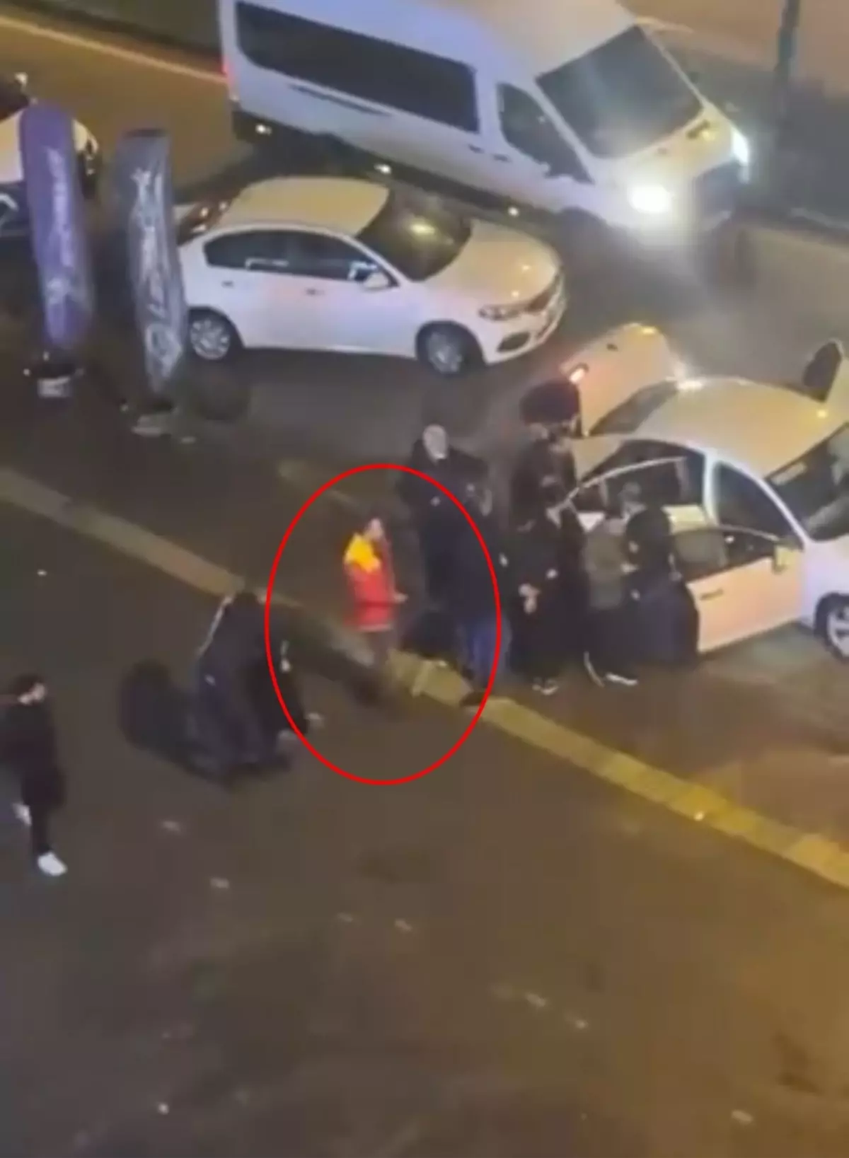 Polis, el bombası ele geçirilen araçtaki şüphelileri akaryakıt istasyonu çalışanlarının kıyafetini giyip yakalamış