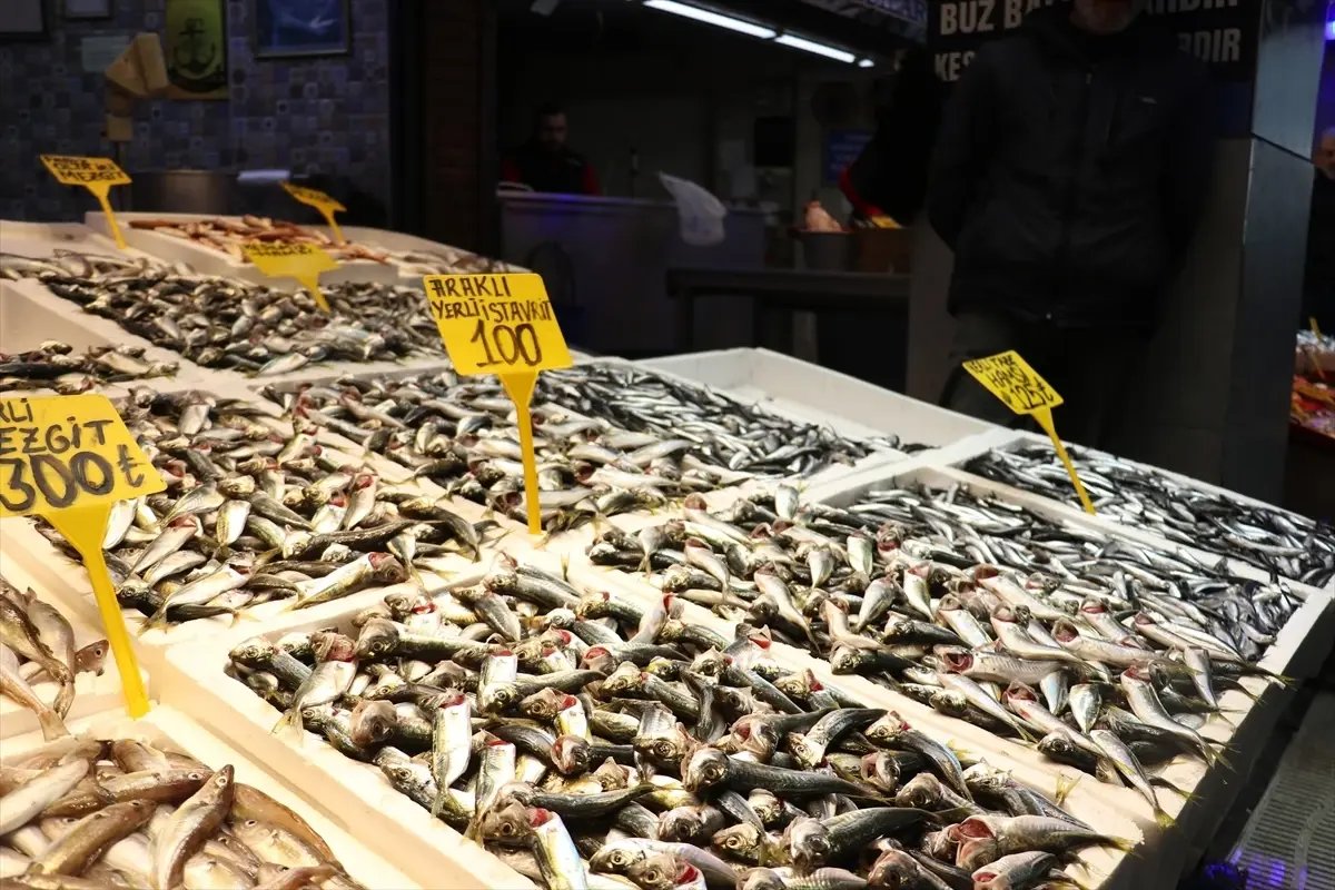 Trabzon'da balıkçı tezgahlarında istavrit ilgi görüyor