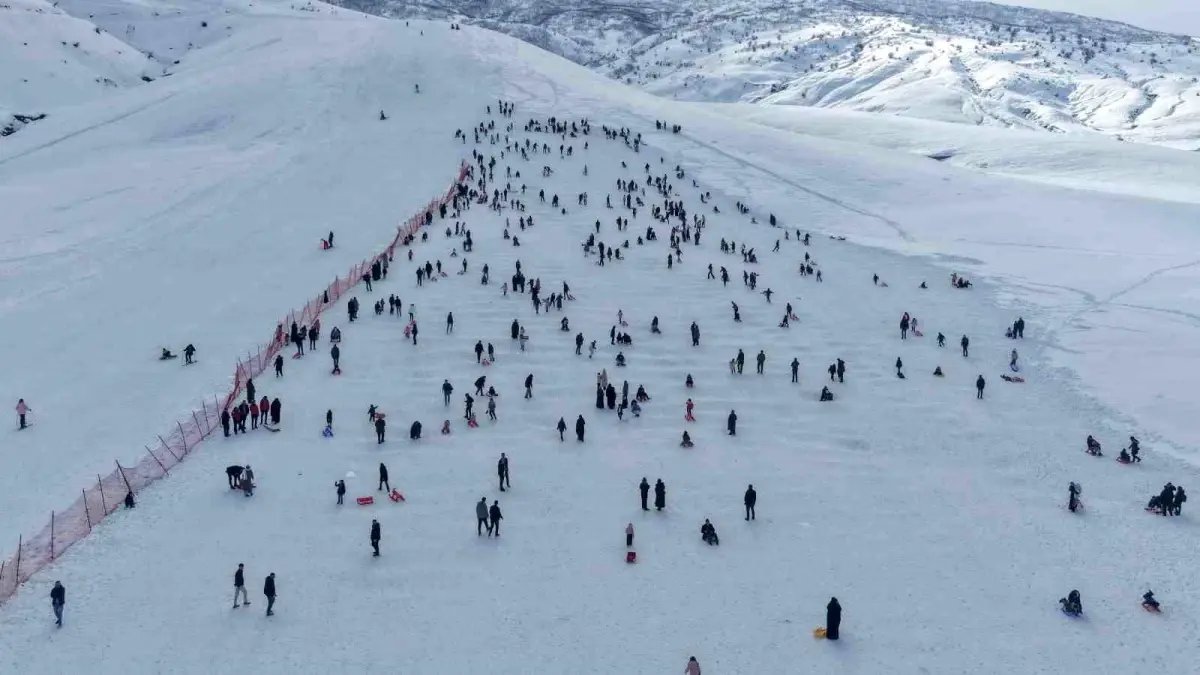 Güzeldağ Kayak Merkezi yarıyıl tatilinin son gününde doldu taştı