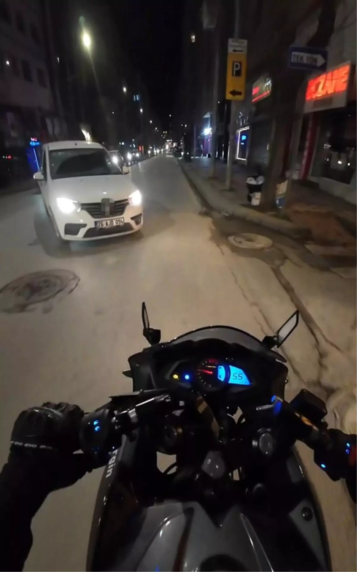 Önüne bir anda çıkan araçtan kıl payı kurtuldu