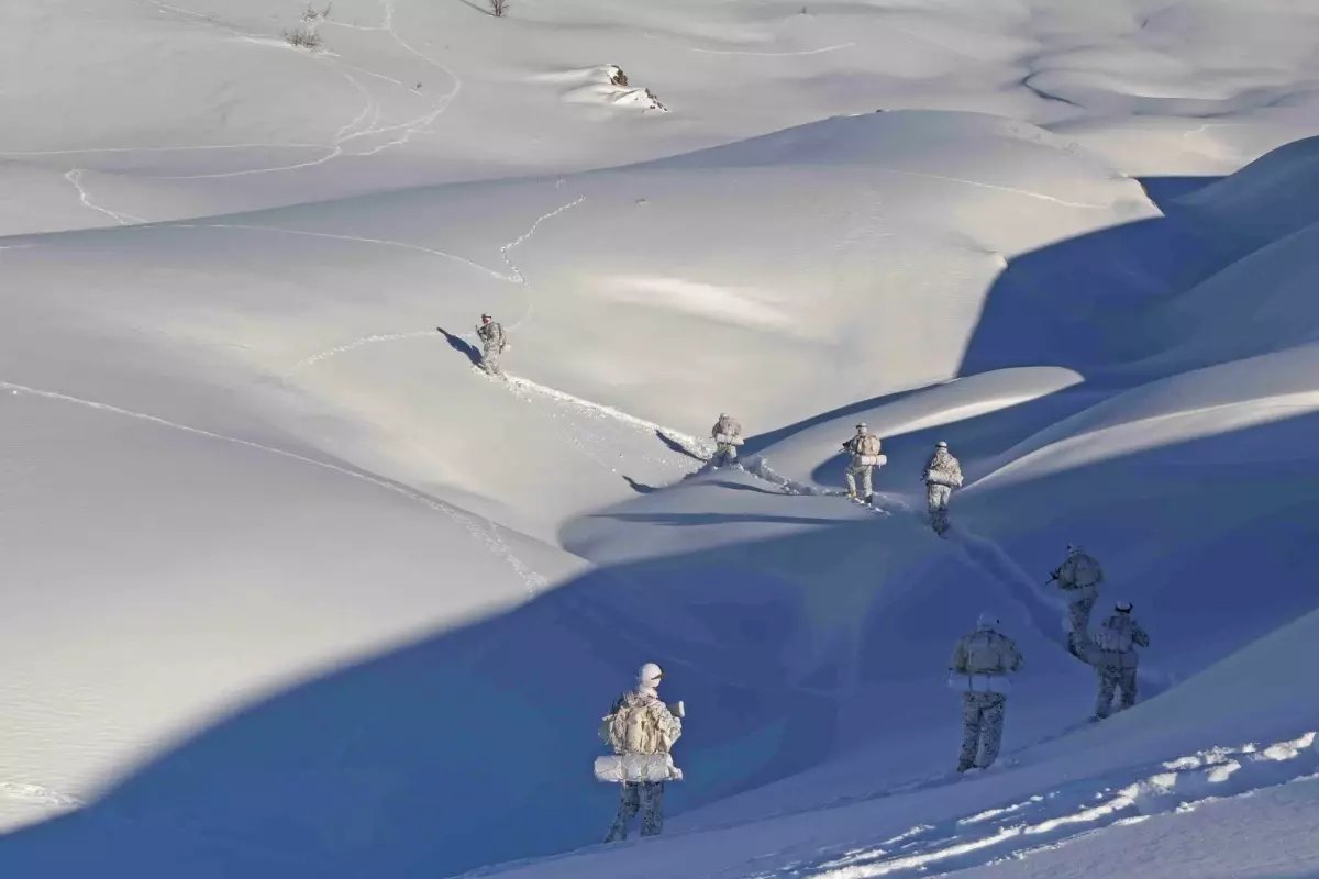 2'nci Ordu birliklerinden karlı arazide hudut emniyeti çalışması