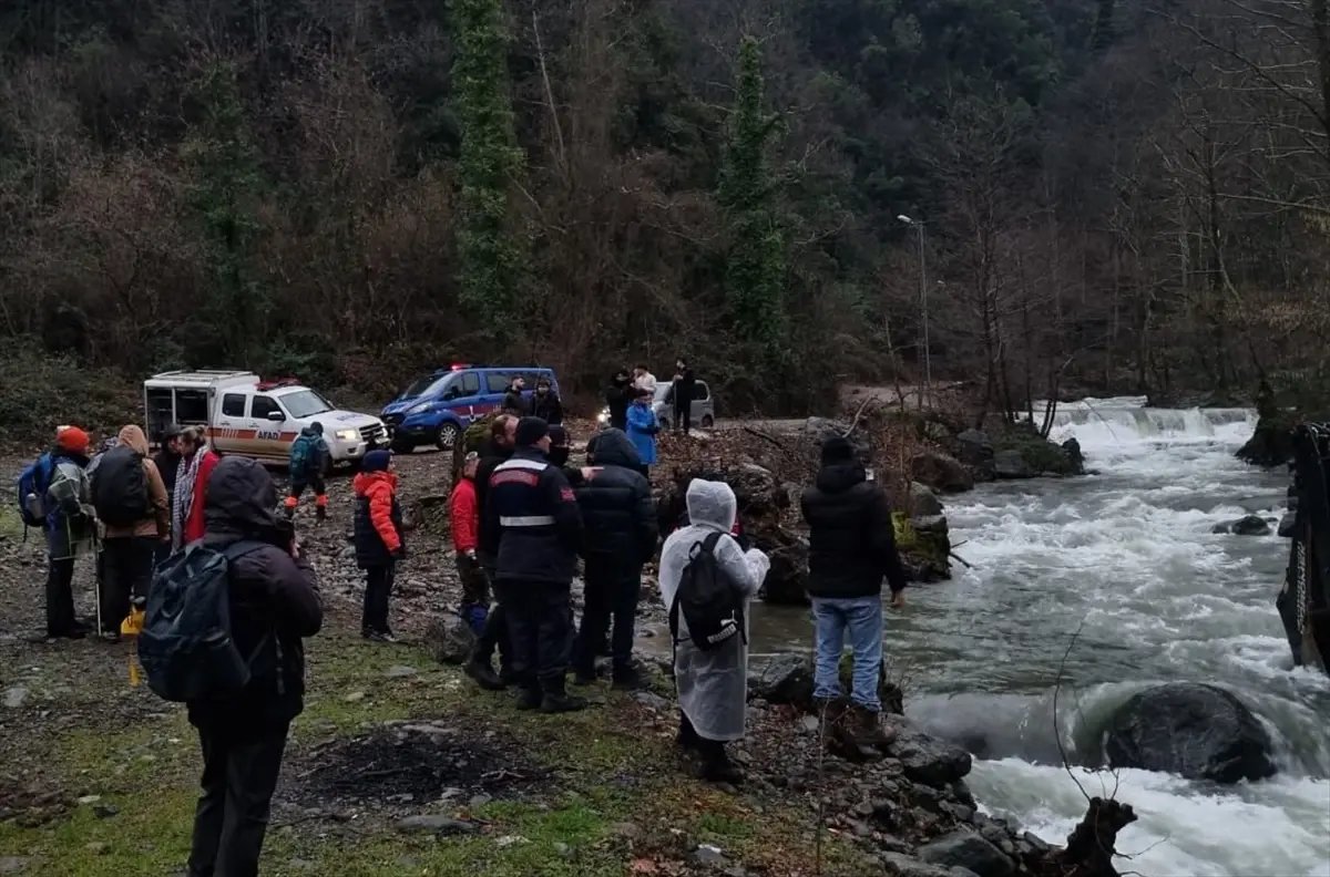 Yalova'da deredeki su seviyesinin yükselmesiyle mahsur kalan 19 kişi kurtarıldı