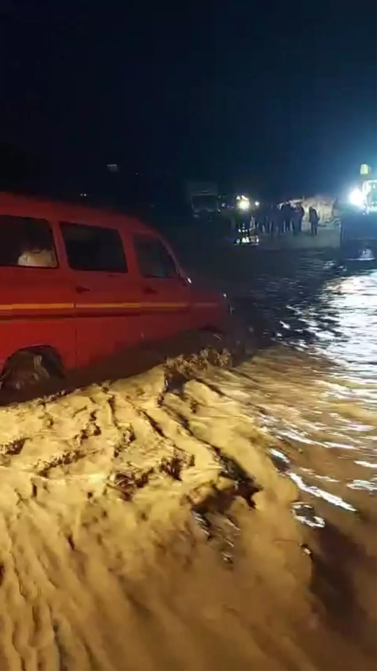 Aydın'da taşan çayda mahsur kalan minibüsteki aile kurtarıldı