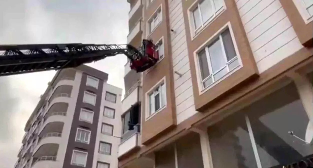 Şanlıurfa'da istinat duvarı çöktü: Binada mahsur kalanlar kurtarıldı