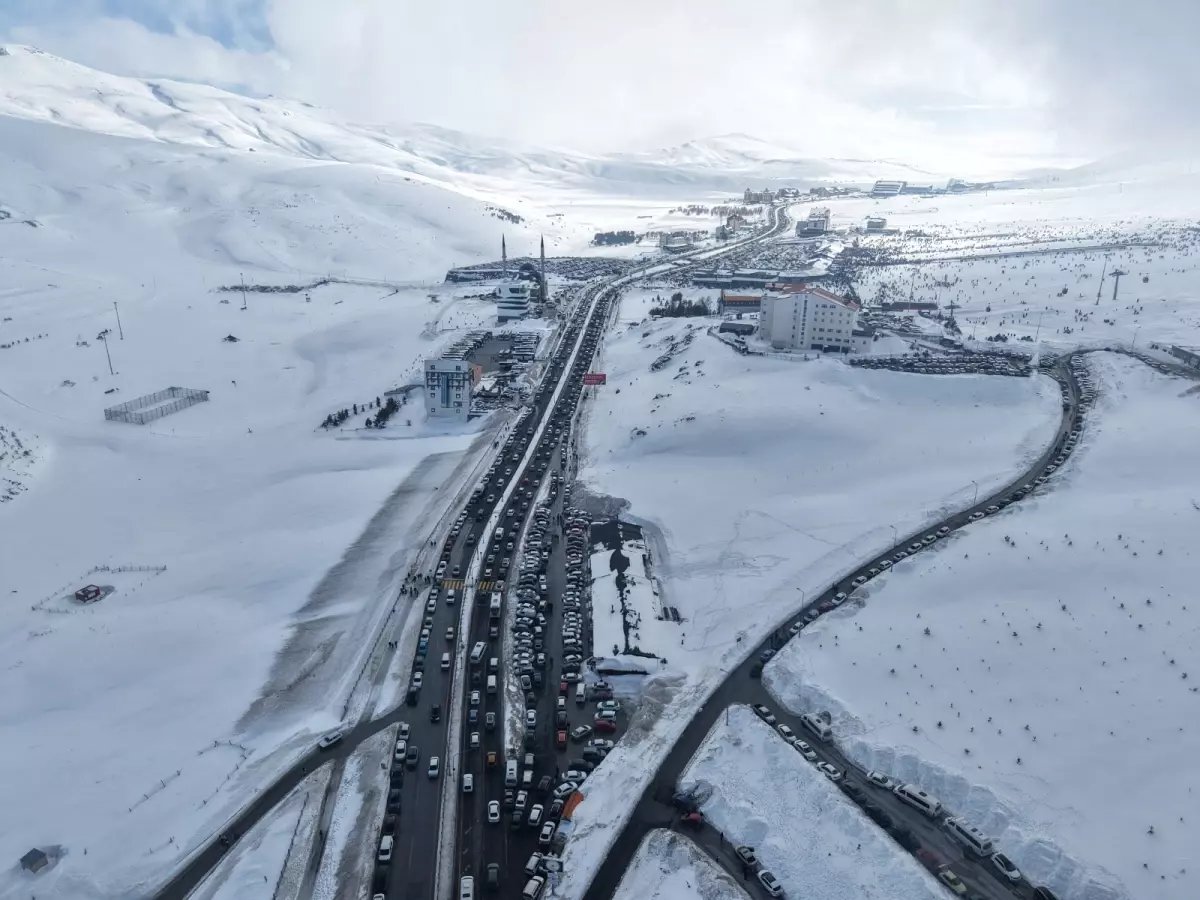 Erciyes Kayak Merkezi'nde sömestirin son gününde trafik yoğunluğu