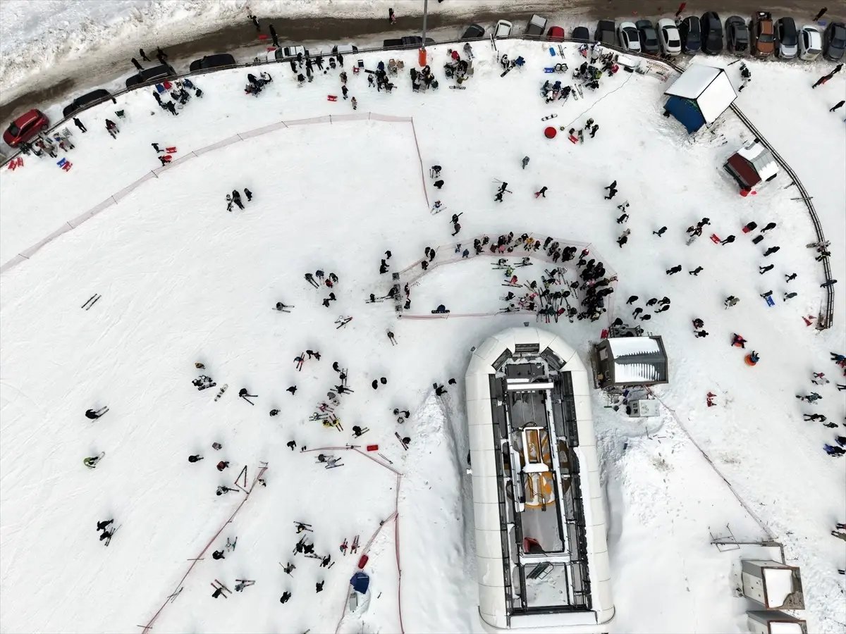 Yarıyıl tatilinin son gününde Ilgaz Dağı'nda bulunan kayak merkezlerinde yoğunluk yaşandı