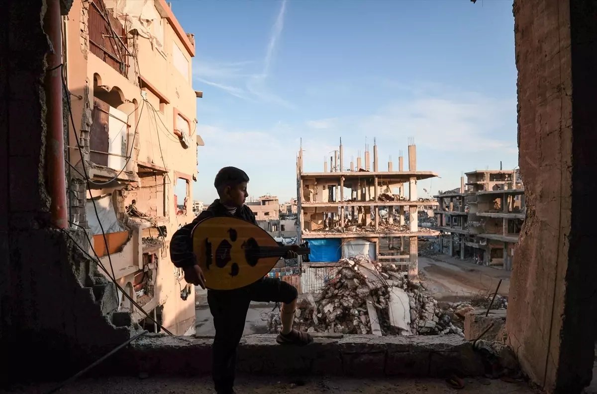 İsrail saldırısında bacağını kaybeden Gazzeli Abdurrahman, 'ud' ile hayata tutundu