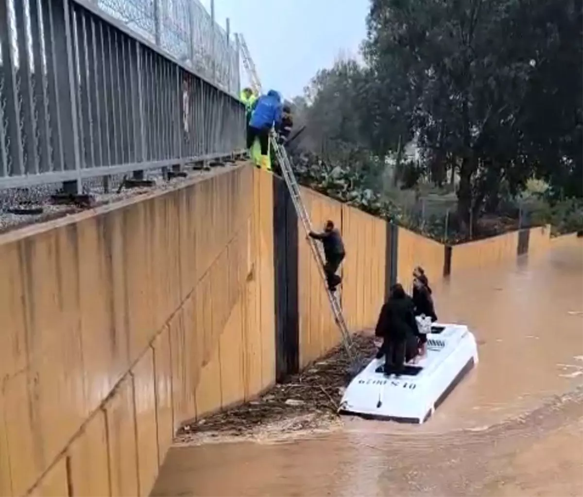 Adana'da metrekareye 138 kilogram yağış düştü, bin 257 su baskını meydana geldi