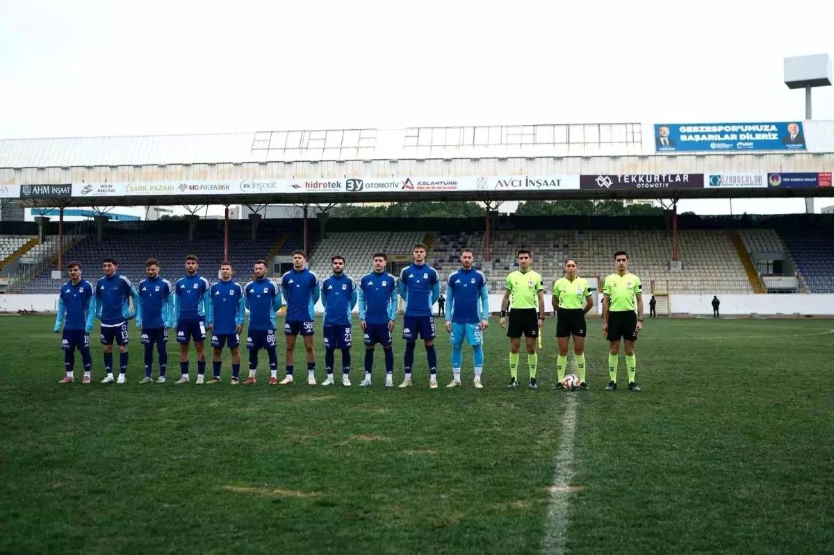 Rakip maça çıkmayınca kendi aralarında çift kale maç yaptılar