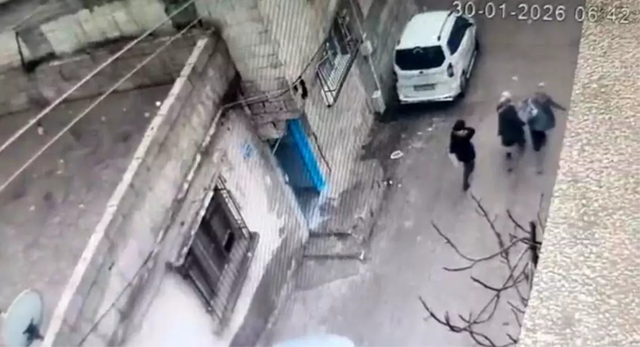 Gaziantep'te içerisinde 2,7 milyon TL bulunan kasanın çalınma anı kamerada