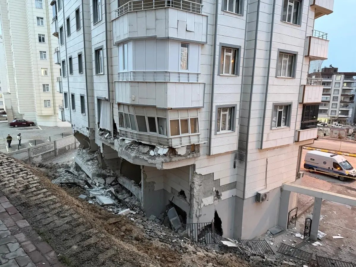 Şanlıurfa'da istinat duvarı çöktü, mahsur kalan 15 kişi tahliye edildi: O anlar kamerada