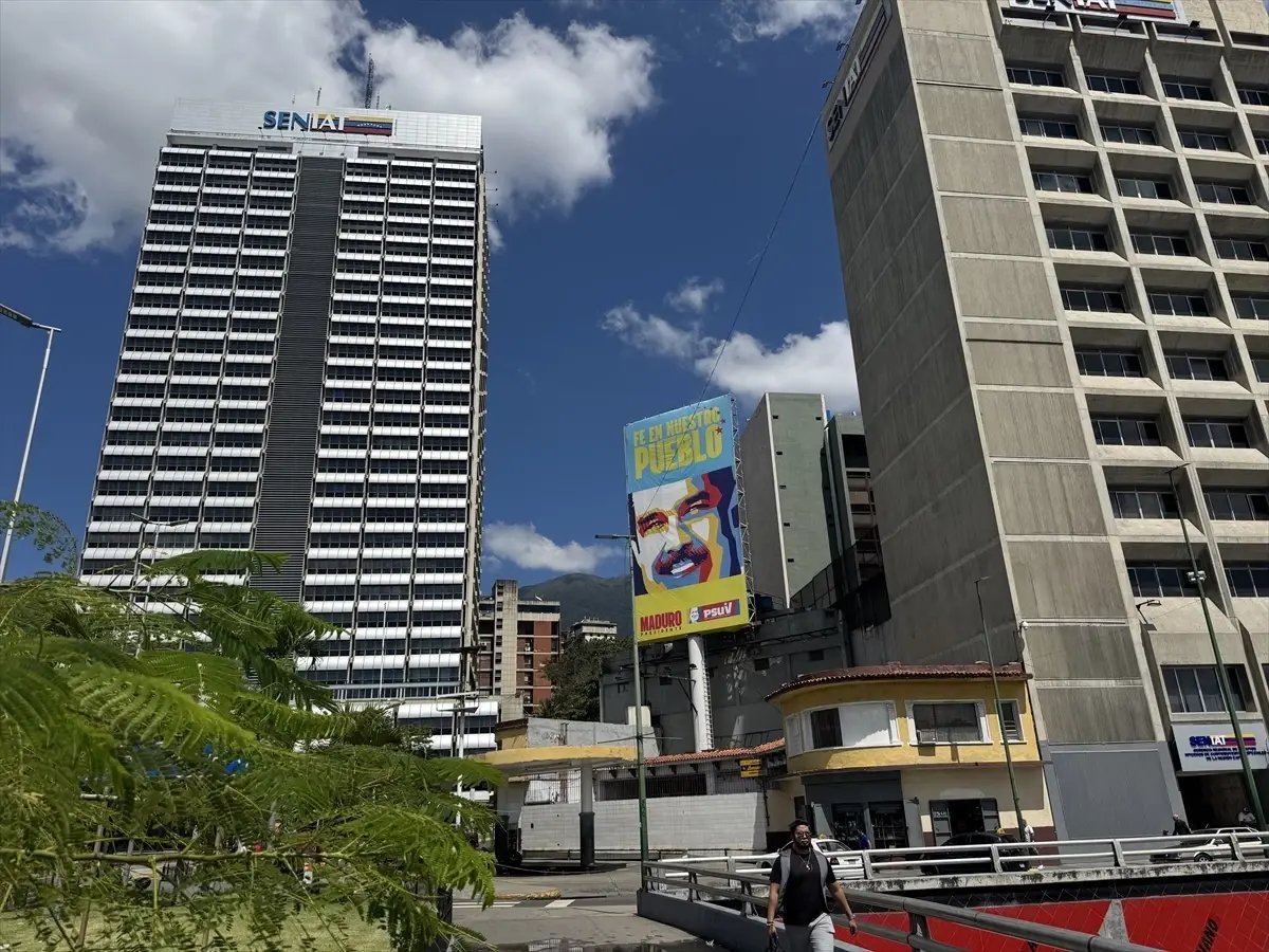 Venezuela'da otoyola Maduro ve eşi için "sizleri geri istiyoruz" afişleri asıldı