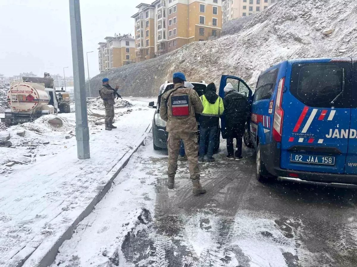 Gölbaşı'nda jandarma vatandaşın güvenliği için nöbette