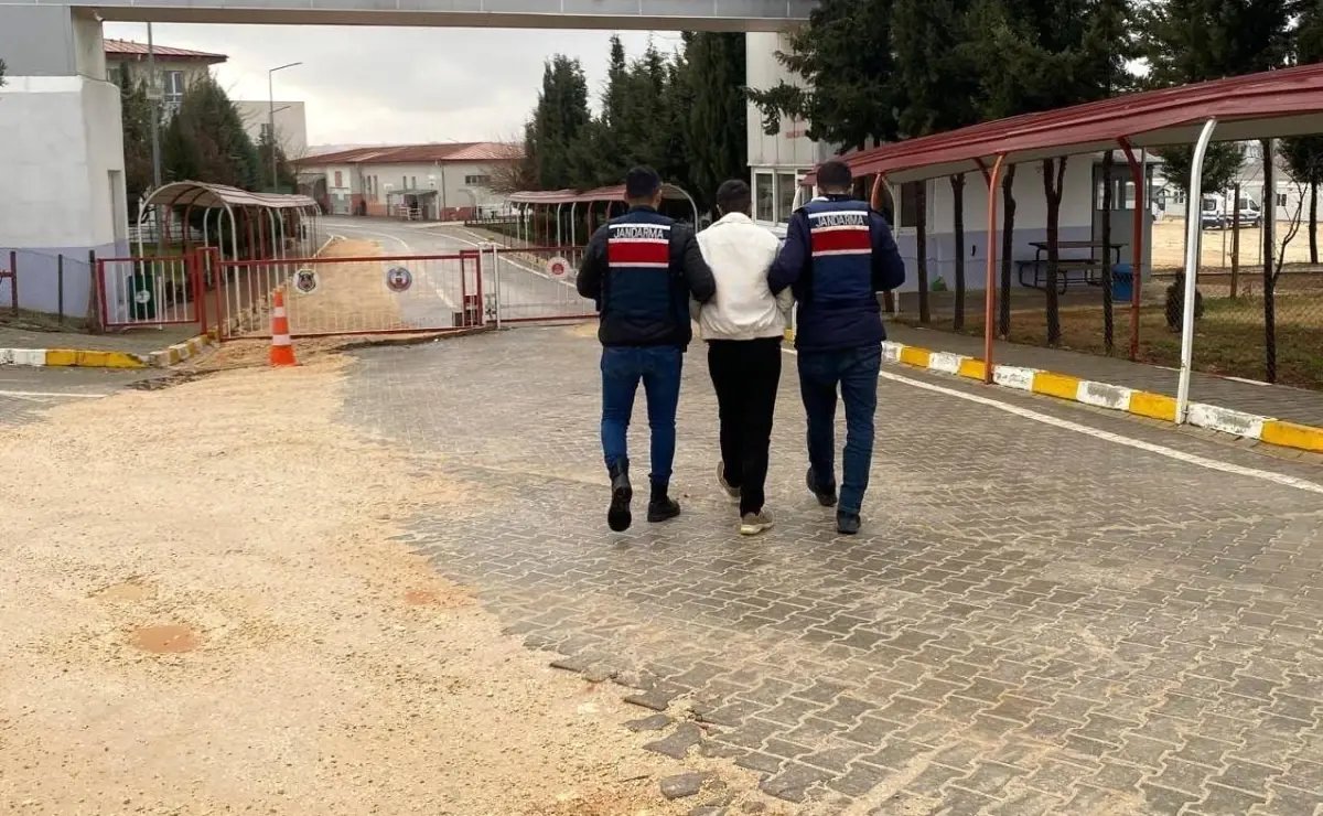 Silahlı yağma ve uyuşturucu ticaretinden 13 yıl cezayla aranan şahıs yakalandı