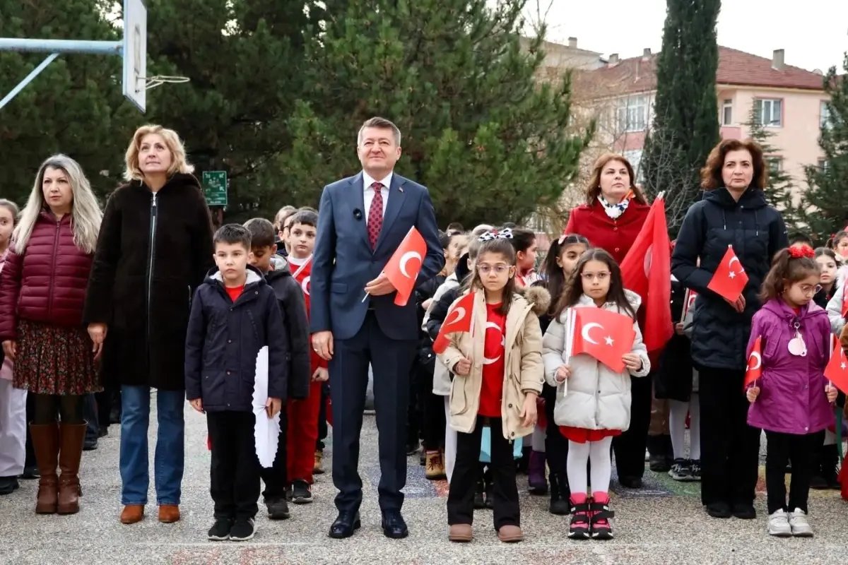 Ertuğrulgazi İlkokulu'nda ikinci dönemin ilk dersi bayrak temasıyla yapıldı