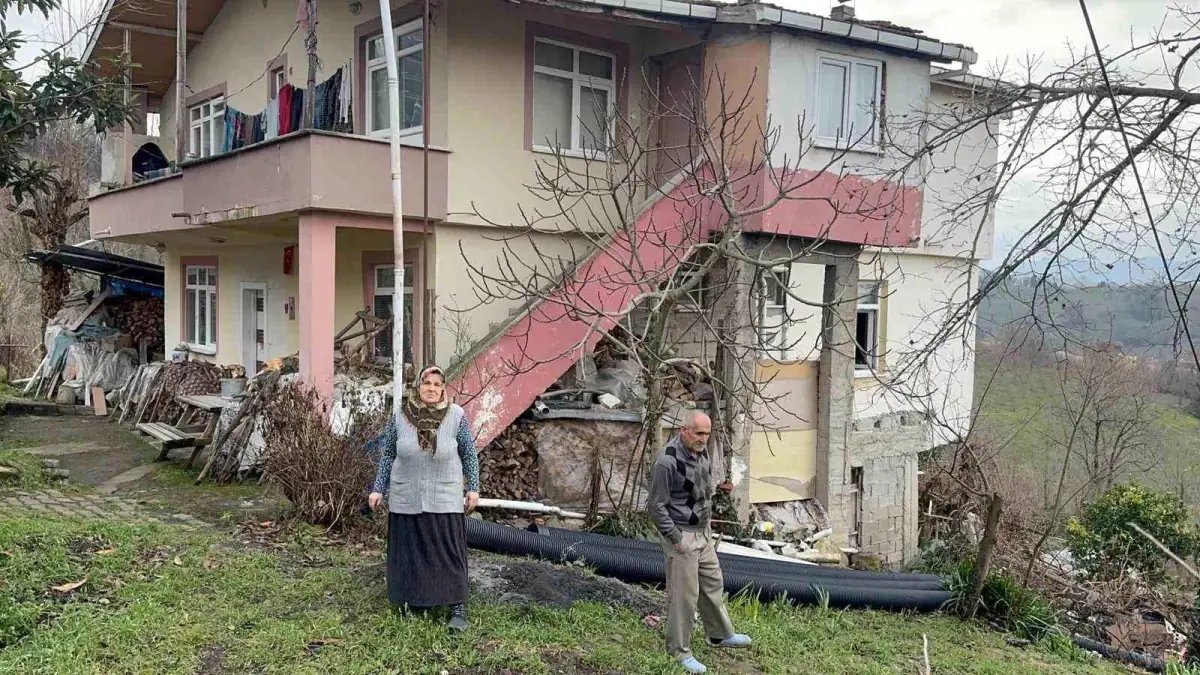 Alaplı'da heyelan nedeniyle bir ev çökme riski oluştu