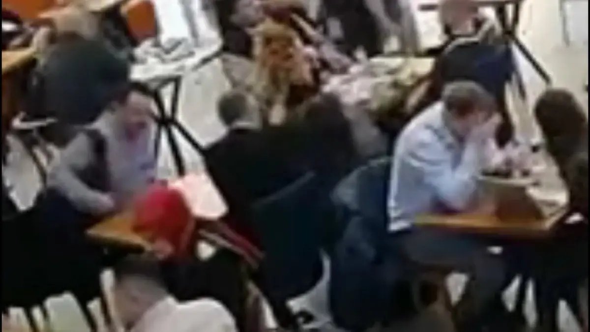 Bakırköy'de kafede oturan Rus turisti, Cezayirli şüpheliler soydu; hırsızlık kamerada