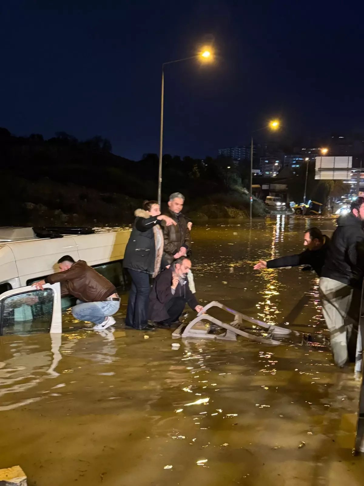 Aydın'da suya gömülen minibüsteki 20 yolcu kurtarıldı