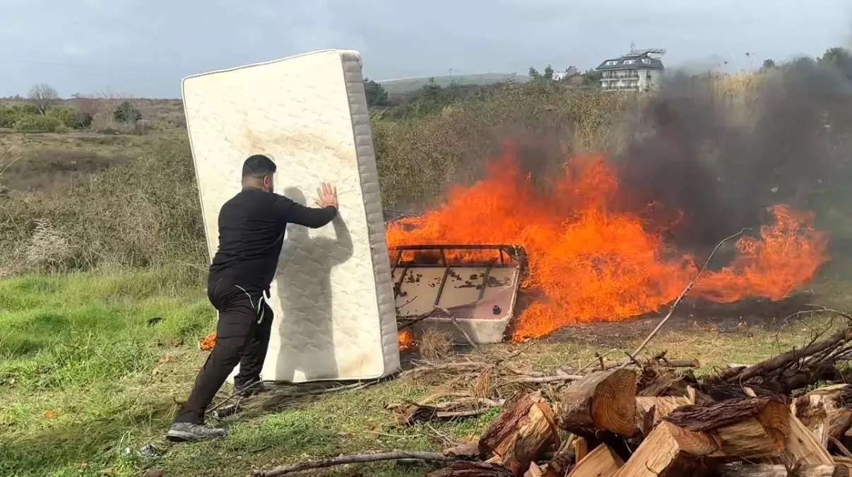 Eşyaları temiz kullanmayan personele sinirlendi, lojmandaki bütün eşyaları çıkartıp yaktı