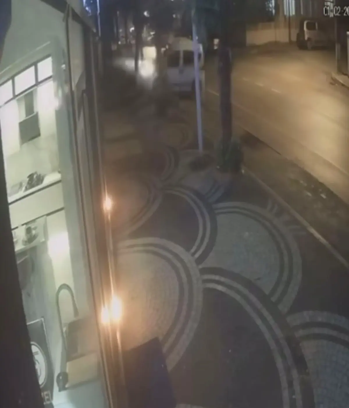 Hafif ticari aracın çarptığı yaya öldü; kaza kamerada